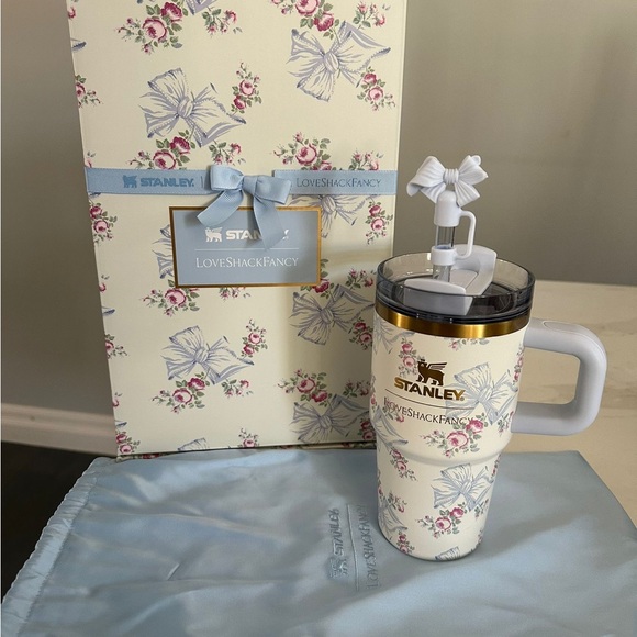 The Stanley X
LoveShackFancy
Holiday Quencher
20 OZ - Rosa
Beaux Blue - Picture 4 of 6